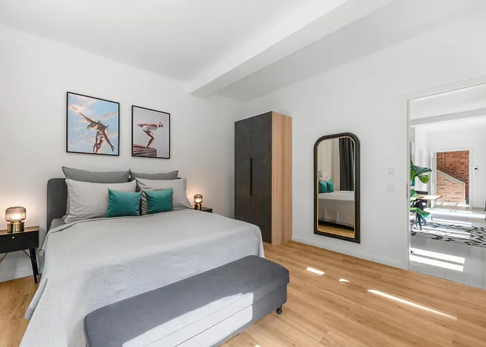 Mitte Loft Group & Family Friendly, 150m2, 2brs, 2bathrooms, Living & Dinning , 4 - 8 Guests *