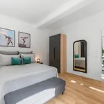 Mitte Loft Group & Family Friendly, 150m2, 2brs, 2bathrooms, Living & Dinning , 4 - 8 Guests *