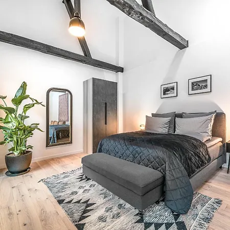 Mitte Loft Group & Family Friendly, 150m2, 2brs, 2bathrooms, Living & Dinning , 4 - 8 Guests *