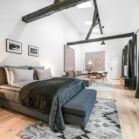 Mitte Loft Group & Family Friendly, 150m2, 2brs, 2bathrooms, Living & Dinning , 4 - 8 Guests Lejlighed *