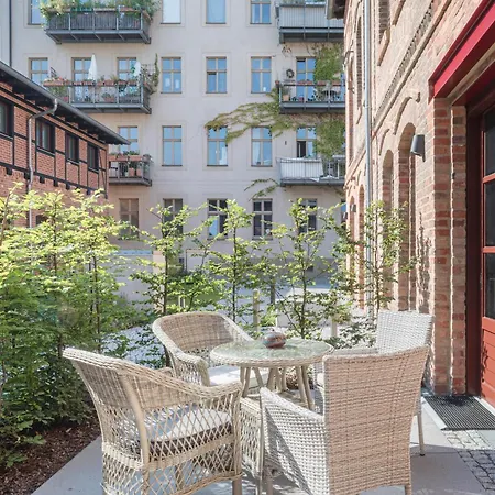 Mitte Loft Group & Family Friendly, 150m2, 2brs, 2bathrooms, Living & Dinning , 4 - 8 Guests Daire *