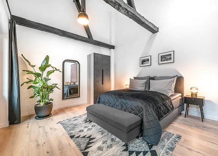 Mitte Loft Group & Family Friendly, 150m2, 2brs, 2bathrooms, Living & Dinning , 4 - 8 Guests *