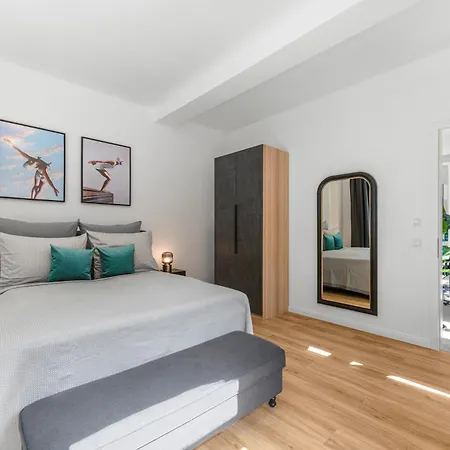 Mitte Loft Group & Family Friendly, 150m2, 2brs, 2bathrooms, Living & Dinning , 4 - 8 Guests *